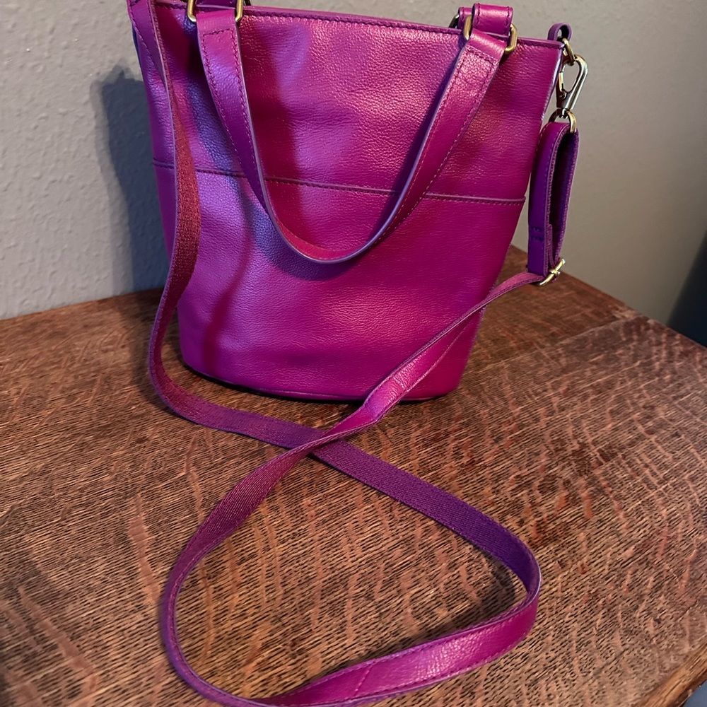 Fossil Amelia Small Bucket Bag in MAGENTA